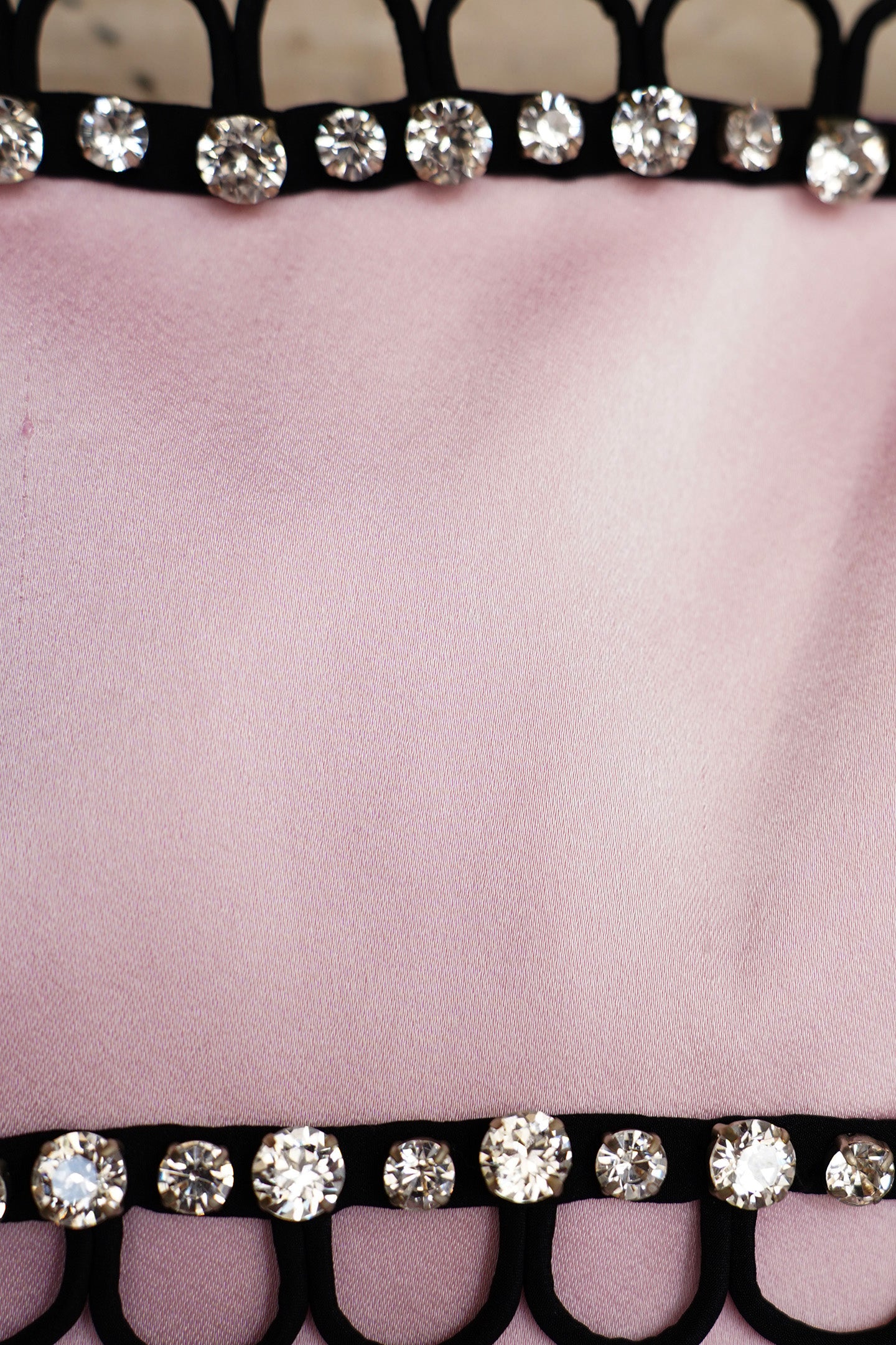 Leo Slim W/Embroidery (closed back)